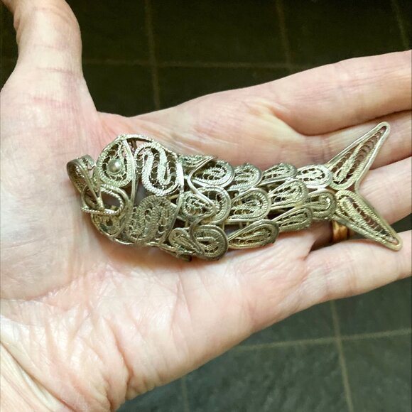 Large vintage articulated filigree fish pendant - Picture 4 of 6
